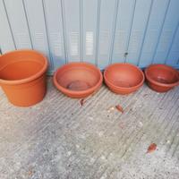4 vasi tondi in plastica per piante e fiori.