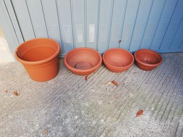 4 vasi tondi in plastica per piante e fiori.