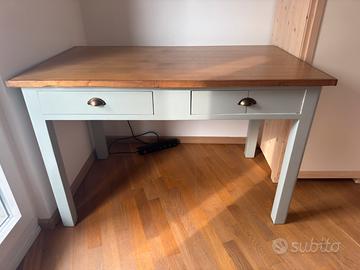 Tavolo vintage in legno massiccio