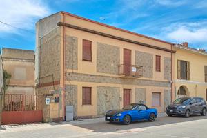 Centro- Casa bilivelli da ristrutturare