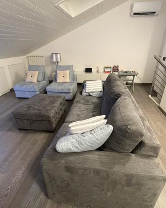 Divano letto con poltrone e pouf
