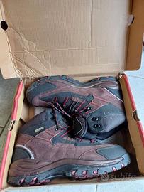 Scarponi da montagna nuovi