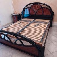 Letto matrimoniale in legno con rete a doghe