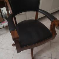 sedia girevole in legno e pelle 