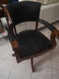 sedia girevole in legno e pelle 