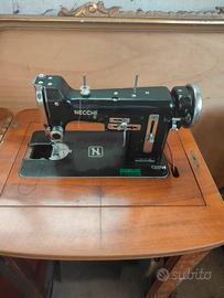 macchina da cucire Necchi con mobiletto in legno 