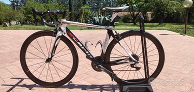 Bicicletta in carbonio con cerchi di alto profilo