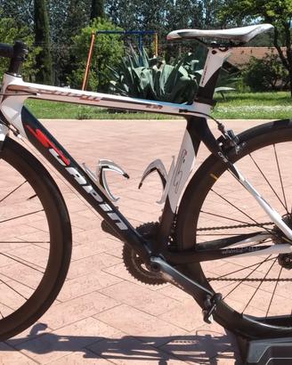 Bicicletta in carbonio con cerchi di alto profilo
