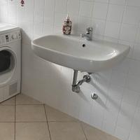 Lavabo con rubinetterie cromate