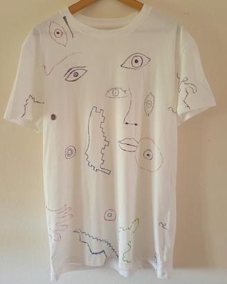 T- shirt decorata a mano