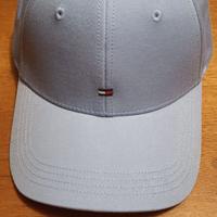 Cappello Tommy Hilfiger con etichetta