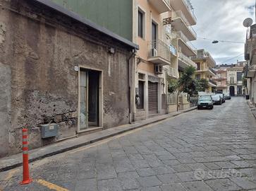 Locale con terreno edificabile via Menna