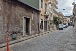 Locale con terreno edificabile via Menna