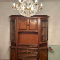 Salotto con Armadio lampadario e tavolo