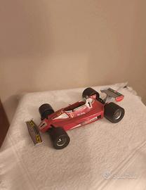 Modellino Ferrari 312 T2 guidata da Niki Lauda
