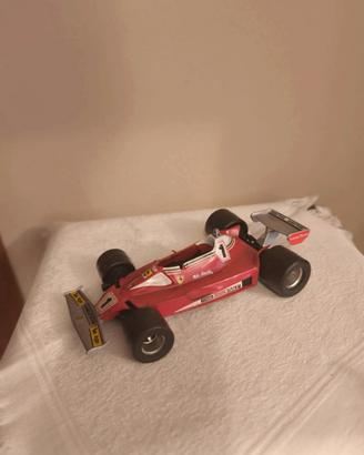 Modellino Ferrari 312 T2 guidata da Niki Lauda