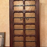 ARMADIO ANTICO IN LEGNO DECORATO IN METALLO DORATO