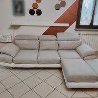 Divano lineare con isola 
