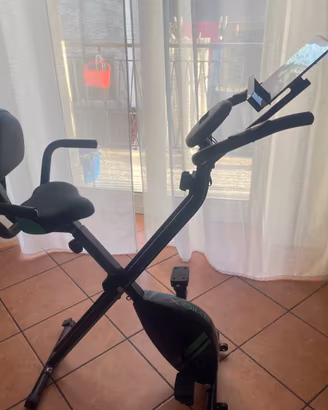 Cyclette pieghevole e salvaspazio