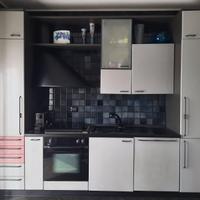 Cucina completa di elettrodomestici, tavolo, sedie