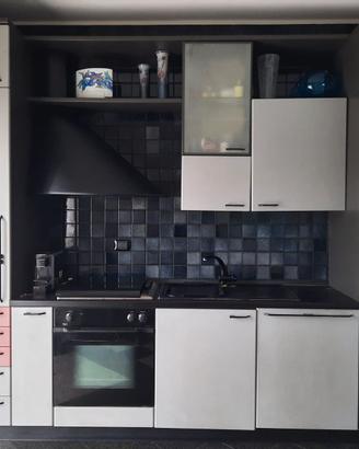 Cucina completa di elettrodomestici