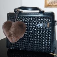Cuore in pelo marrone accessorio per borse e zaini