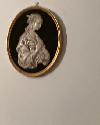 altorilievo ovale in finto cammeo
