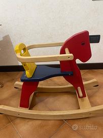 cavallo a dondolo in legno