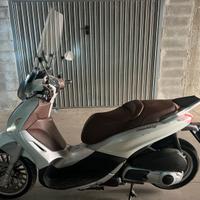 Beverly 300 parabrezza caschi