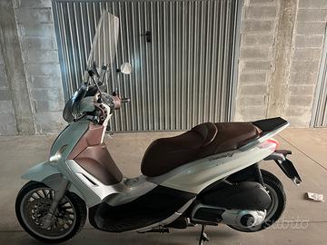 Beverly 300 parabrezza caschi