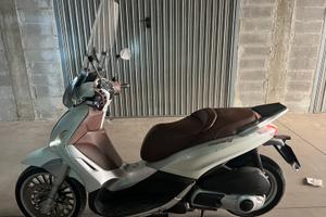 Beverly 300 parabrezza caschi