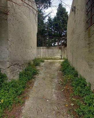 Locanda, terreno con ruderi e deposito