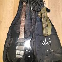 Chitarra elettrica nera e accessori