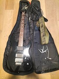 Chitarra elettrica nera e accessori