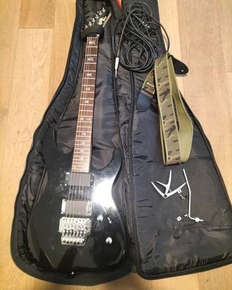 Chitarra elettrica nera e accessori
