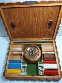 Gioco da tavolo con roulette, fiches e dadi.