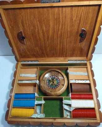 Gioco da tavolo con roulette, fiches e dadi.