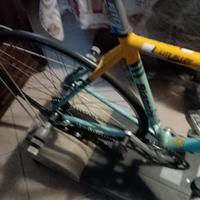 bicicletta bianchi su rullo