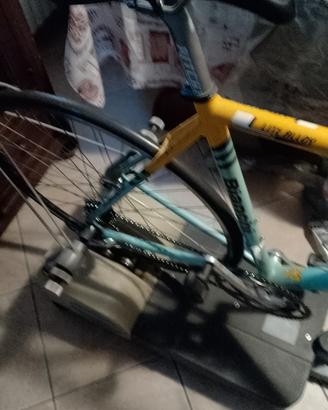 bicicletta bianchi su rullo