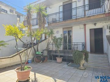 CASA INDIPENDENTE CON GIARDINO ZONA VIA ACQUAVIVA