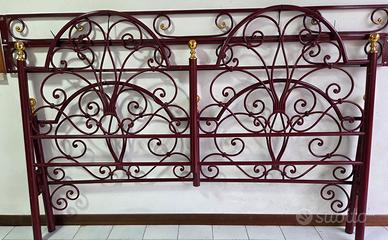 Letto in ferro color rosso vivo