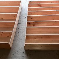 Scaffale in legno a parete