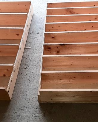 Scaffale in legno a parete