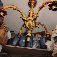 antico lampadario dorato 
