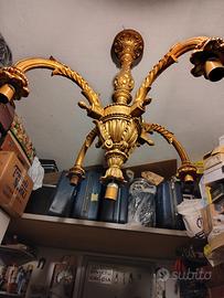 antico lampadario dorato 