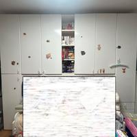 Cameretta bianca con armadio, letto e libreria