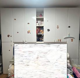 Cameretta bianca con armadio, letto e libreria