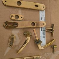 maniglie e ferramenta per una porta 