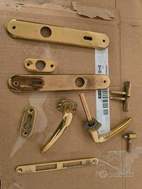 maniglie e ferramenta per una porta 