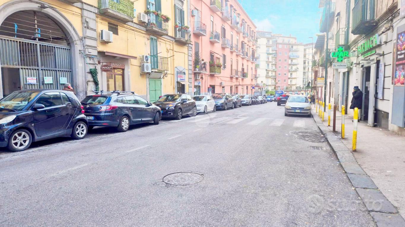 NEGOZIO A NAPOLI - Vista 4
